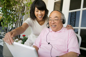 老年男人戴着耳机<strong>通话</strong>