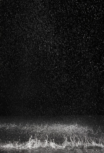 大雨<strong>溅起的水花</strong>摄影图