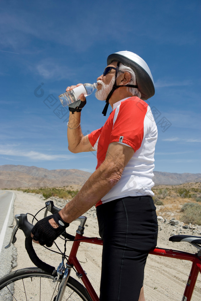 喝水的骑自行车老人