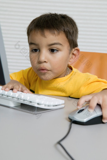 玩电脑拿鼠标的小男孩