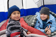 暗色调在帐篷中的孩子们摄影图