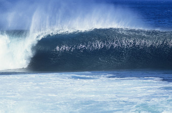 蓝色调汹涌大海浪摄影图