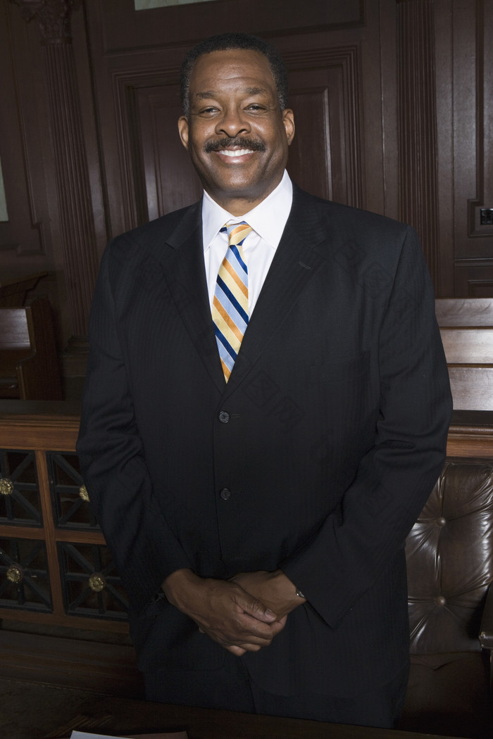 暗色调法庭中的黑人律师摄影图