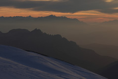 清晨黎明山峰摄影图