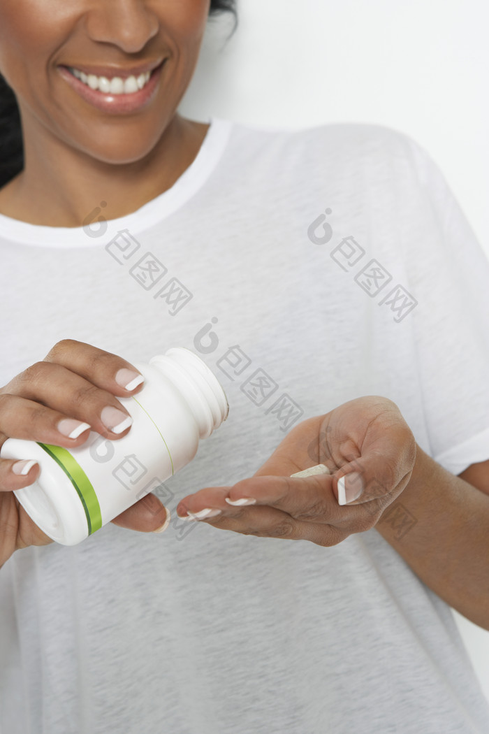 药瓶喝药的女人摄影图
