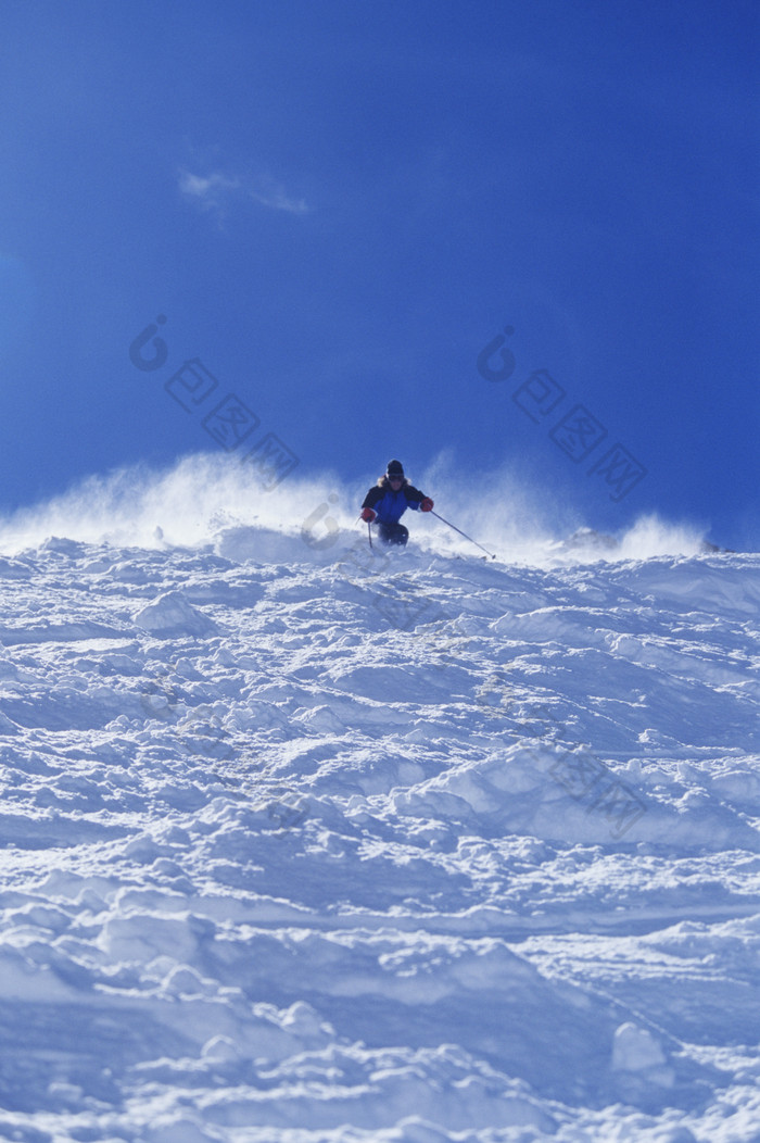 在雪地中滑雪的人