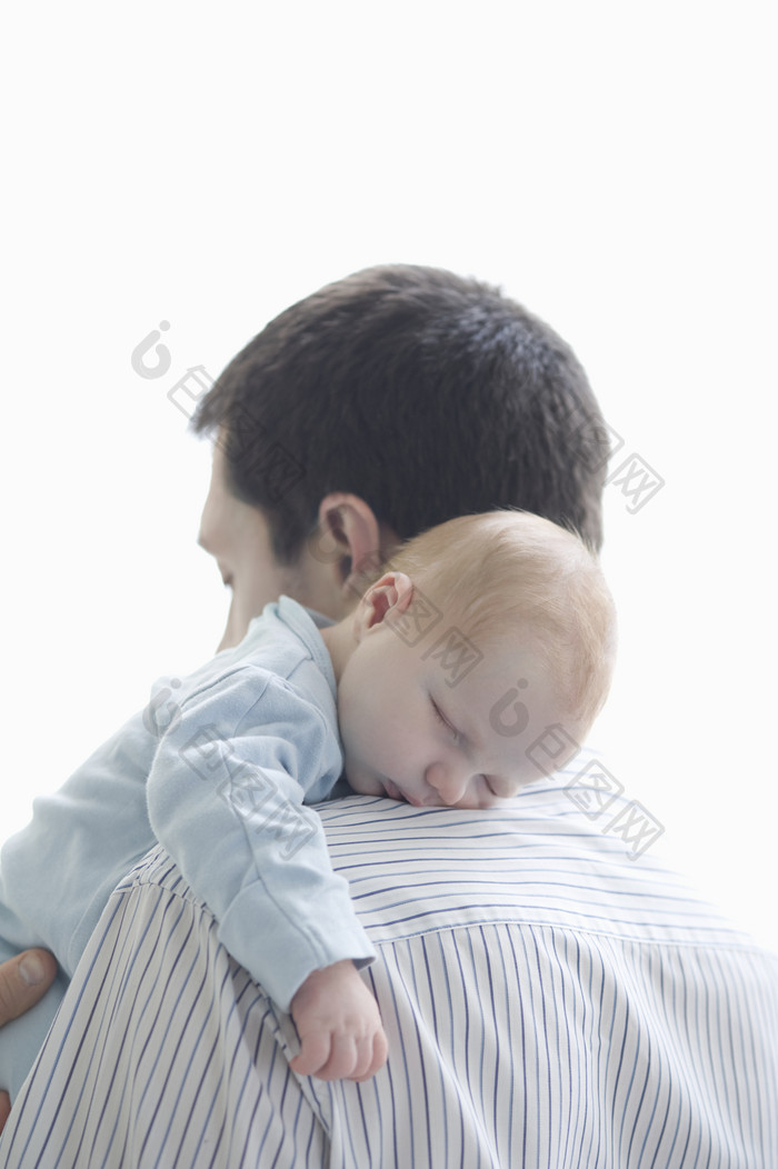 婴儿趴在父亲肩膀上睡觉