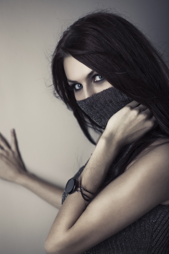 暗色调蒙面女人摄影图图片下载