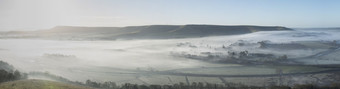 薄雾笼罩的美景摄影图