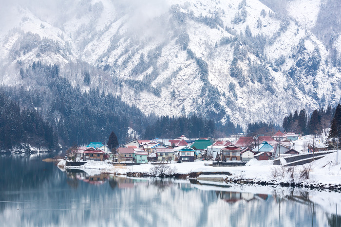 灰色调雪山下的小镇摄影图