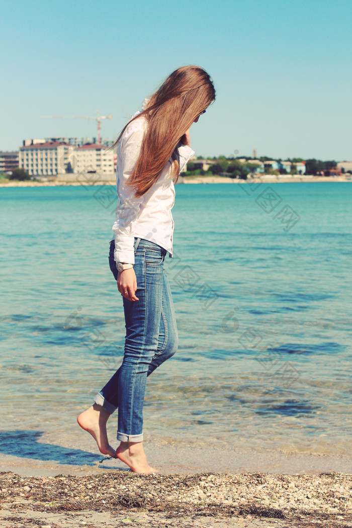 海边光脚的女人摄影图
