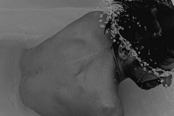 黑白风格洗澡的人摄影图