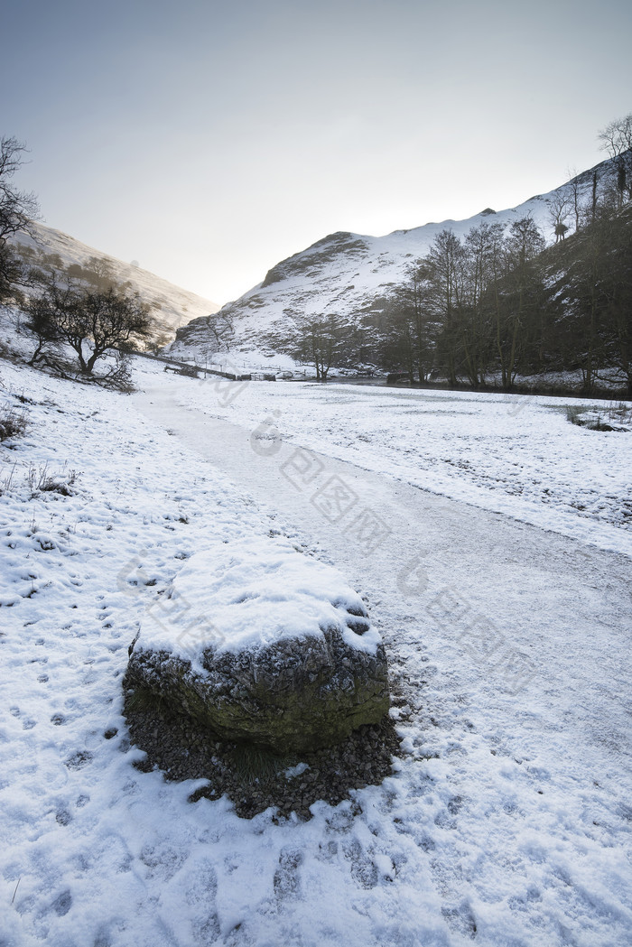 蓝色调雪后山脚下摄影图