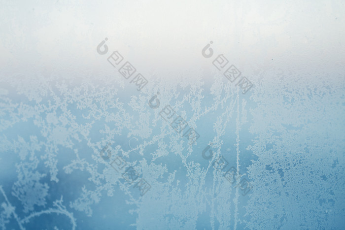 蓝色调冬天的窗花摄影图