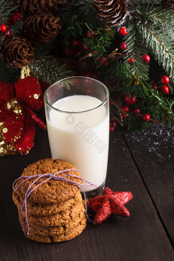 白色牛奶和桃酥饼干图片
