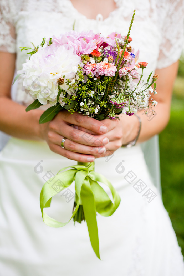 新娘拿着手捧花摄影图