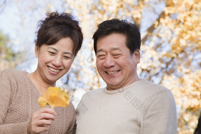 秋天看落叶的夫妻