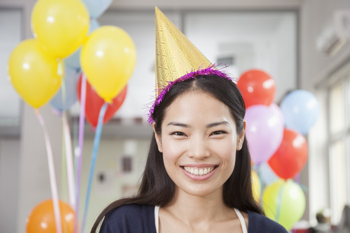 生日派对气球庆生生日帽女人微笑摄影图片