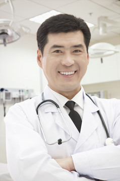 年轻的男人医生医院职业形象微笑摄影图片