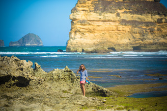 女孩海边度假旅游山水自然风景背景摄影图