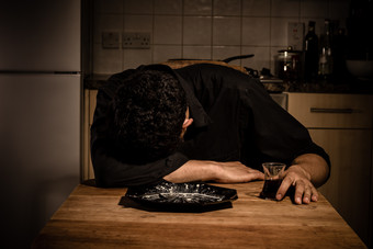 暗色睡觉的厨师摄影图