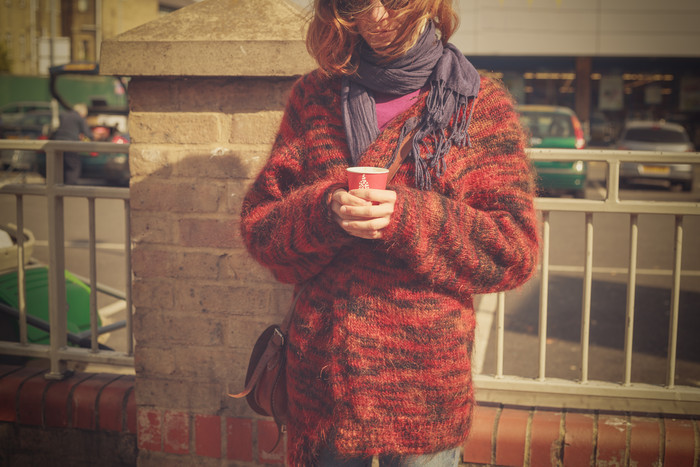 冬季街角的女人摄影图