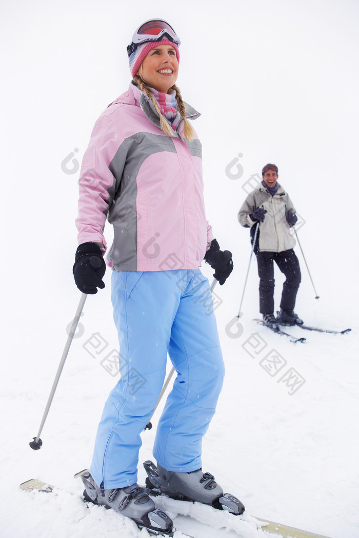 简约滑雪中的夫妻摄影图