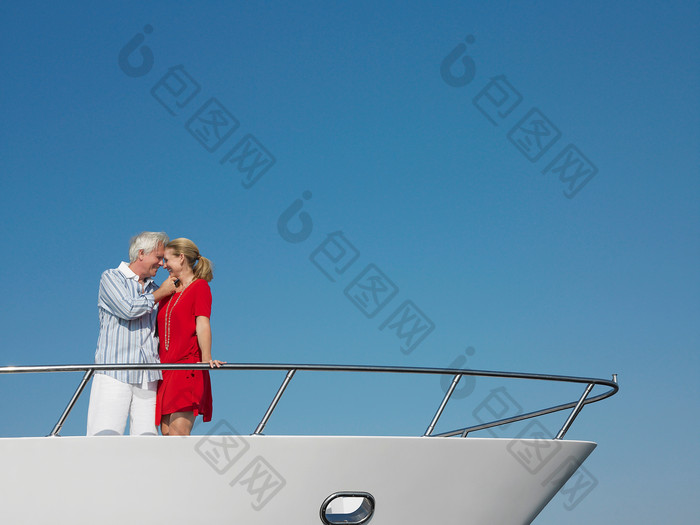 轮船上亲密的老年夫妻