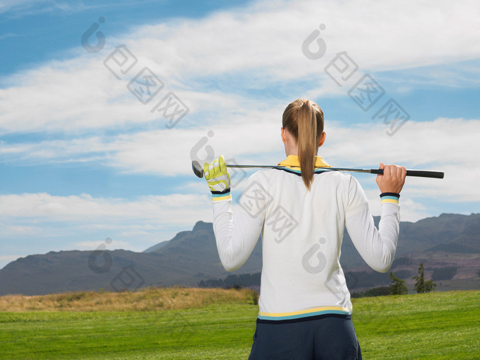 扛着高尔夫球杆的女人背影