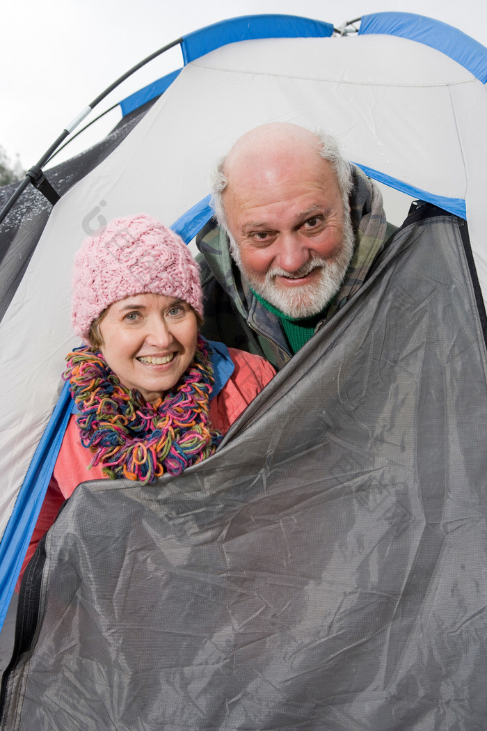 简约在帐篷中的老夫妻摄影图