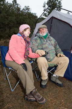 深色调搭帐篷的夫妻摄影图
