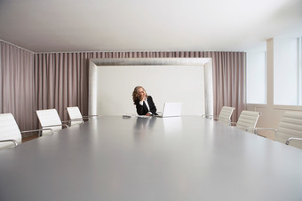 灰色调在会议室中的商人摄影图