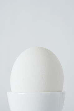 灰色调一个鸡蛋摄影图