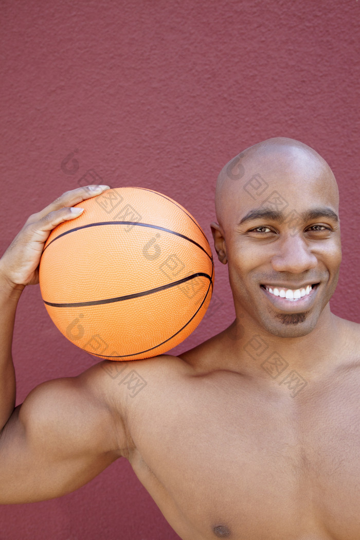 非洲男人赤裸上身拿着篮球