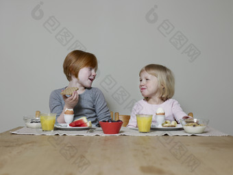 两个吃早餐的小孩子