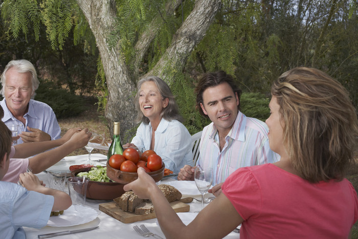 开心聚餐的家人摄影图