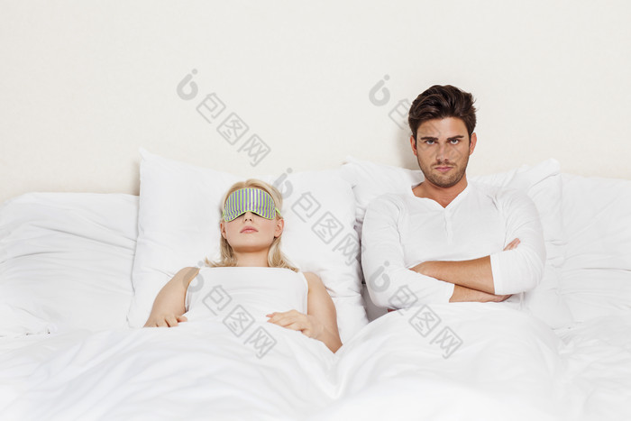 戴眼罩睡觉的夫妻
