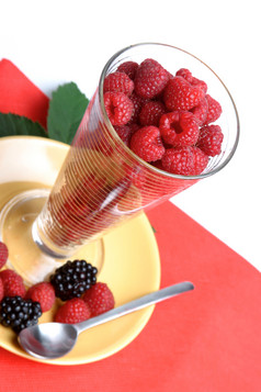 红色调杯中的浆果摄影图
