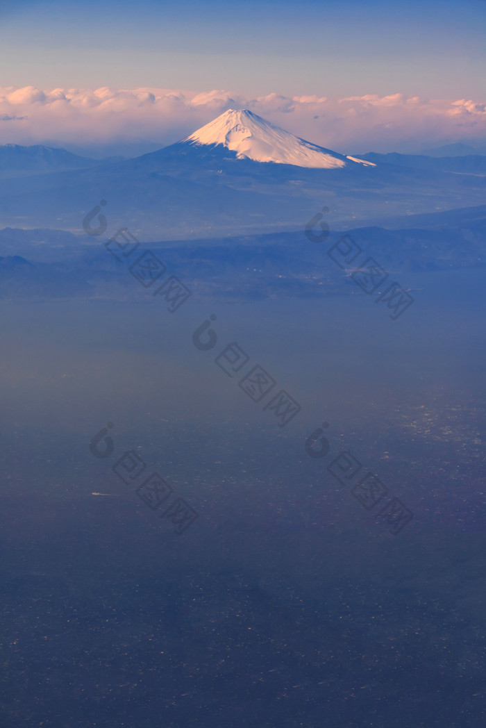 天空下的白色富士山摄影图