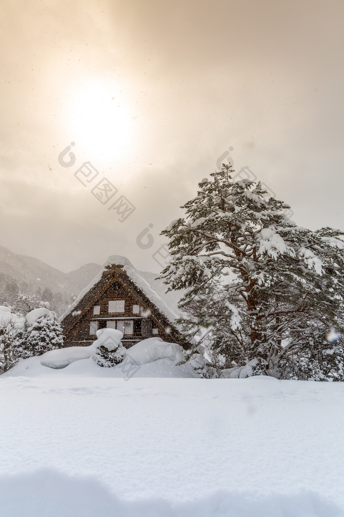 阳光下冬季白川乡景色