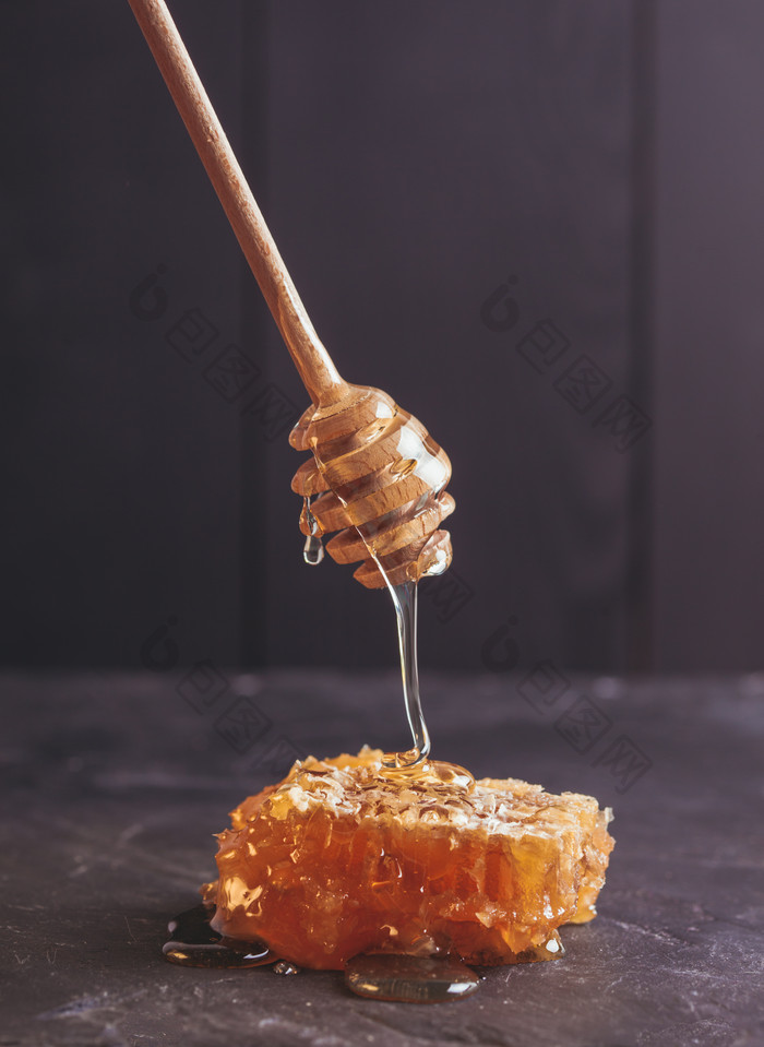 蜂蜜搅拌棒和蜂巢