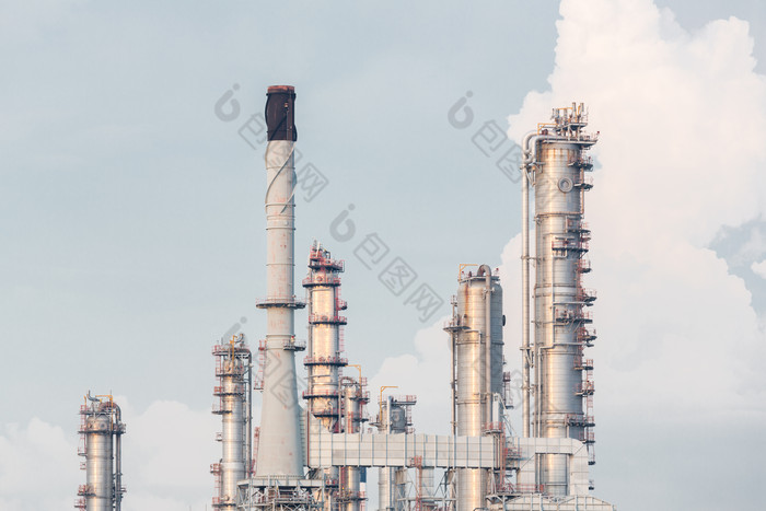 暗色调炼油厂摄影图