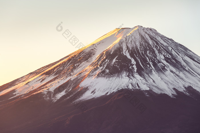 暗色调美丽的富士山摄影图