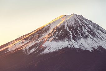 暗色调美丽的富士山摄影图