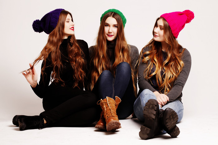 三位女性戴帽子坐着