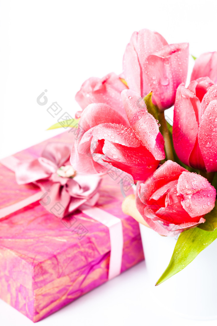 粉色鲜花和礼盒摄影图