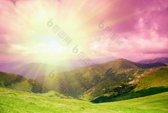 阳光下的绿色山脉风景