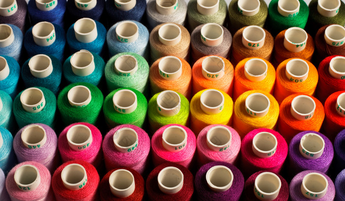 彩色缝纫机线摄影图
