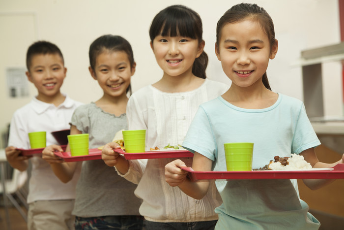 学生排队有序的端饭饭堂吃饭男孩女孩摄影