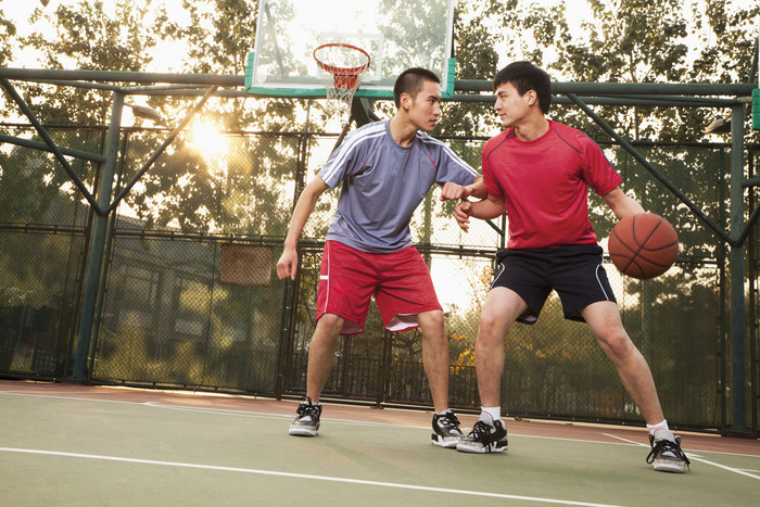 两个男人打篮球运动投篮篮球场年轻的摄影图